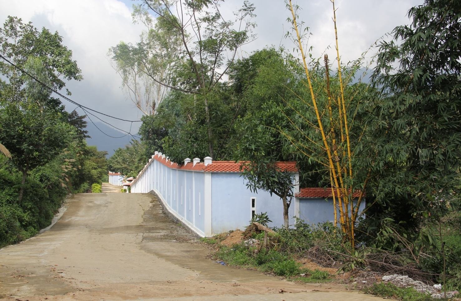 Khu biệt thự được bao quanh bởi các bức tường cao hơn 3m.