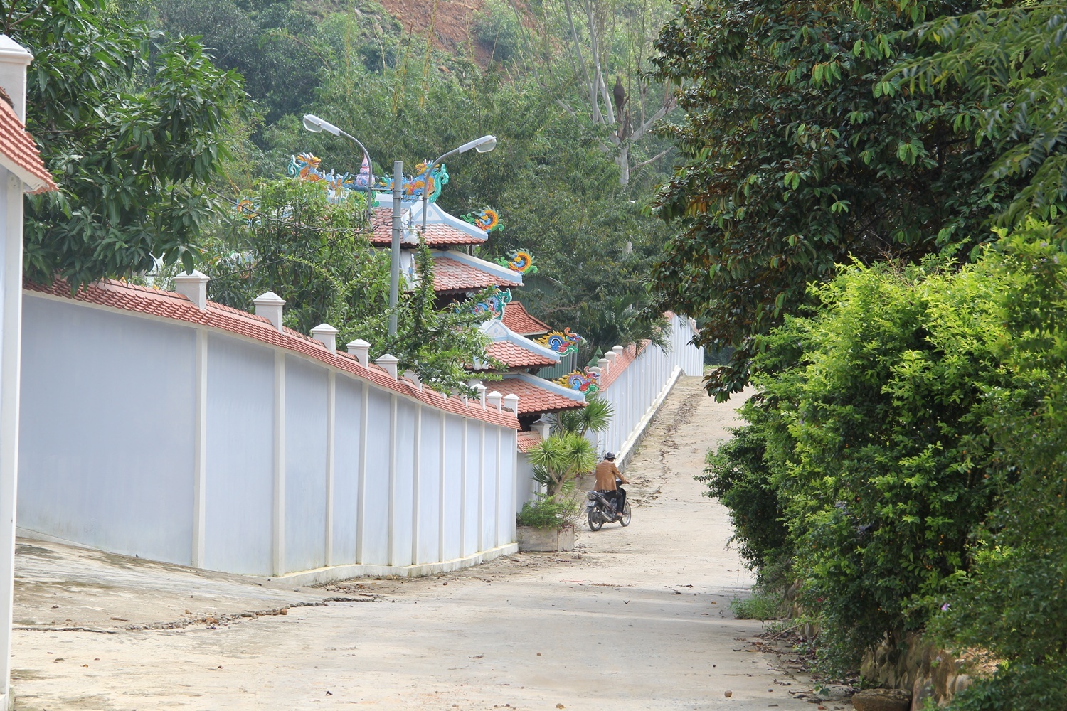 Đường lên khu biệt thự của gia đình tướng Thạc được đổ bê tông sạch sẽ.