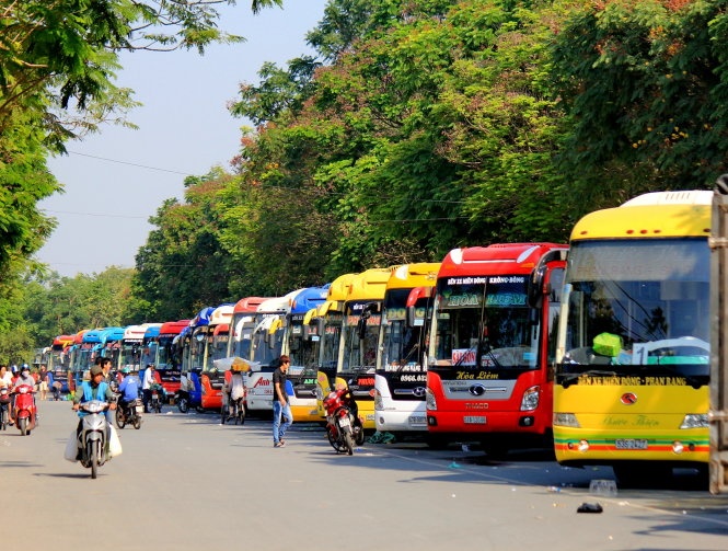 Xe khach TP HCM xep hang dai phuc vu Tet hinh anh