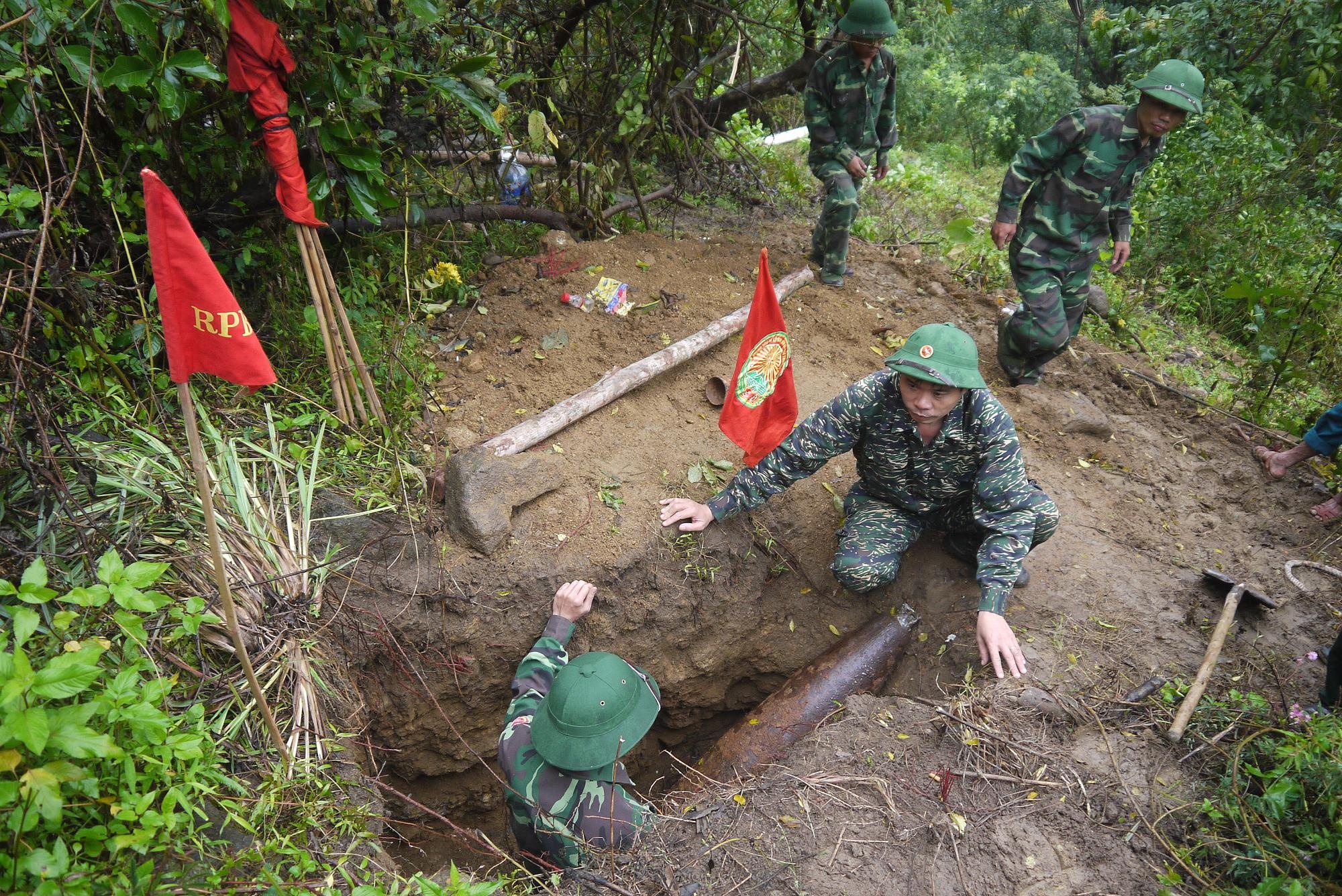 Ngay sau đó, dân quân và công an phường Hòa Hiệp Bắc đã khoanh vùng hiện trường, canh giữ và bảo đảm an toàn khu vực phát hiện bom. Đồng thợi, nhà chức trách báo cho lãnh đạo Quân khu V để xử lý.