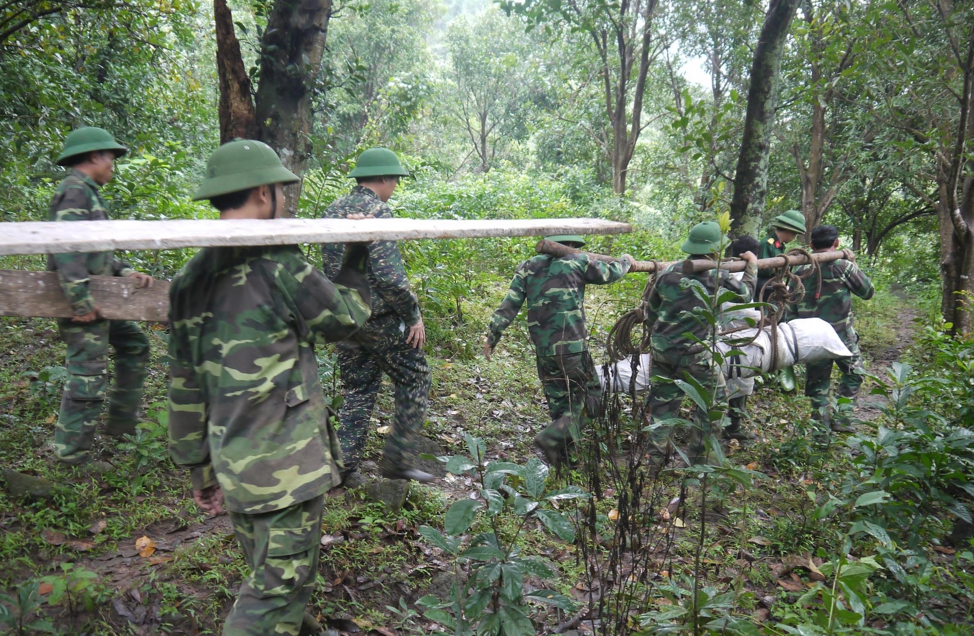 Sau đó, quả bom được buộc chặt, Trung tâm đã phải huy động gần 30 chiến sỹ (mỗi lần 5 chiến sỹ) khỏe mạnh mới khiêng được quả bom ra đường lớn.