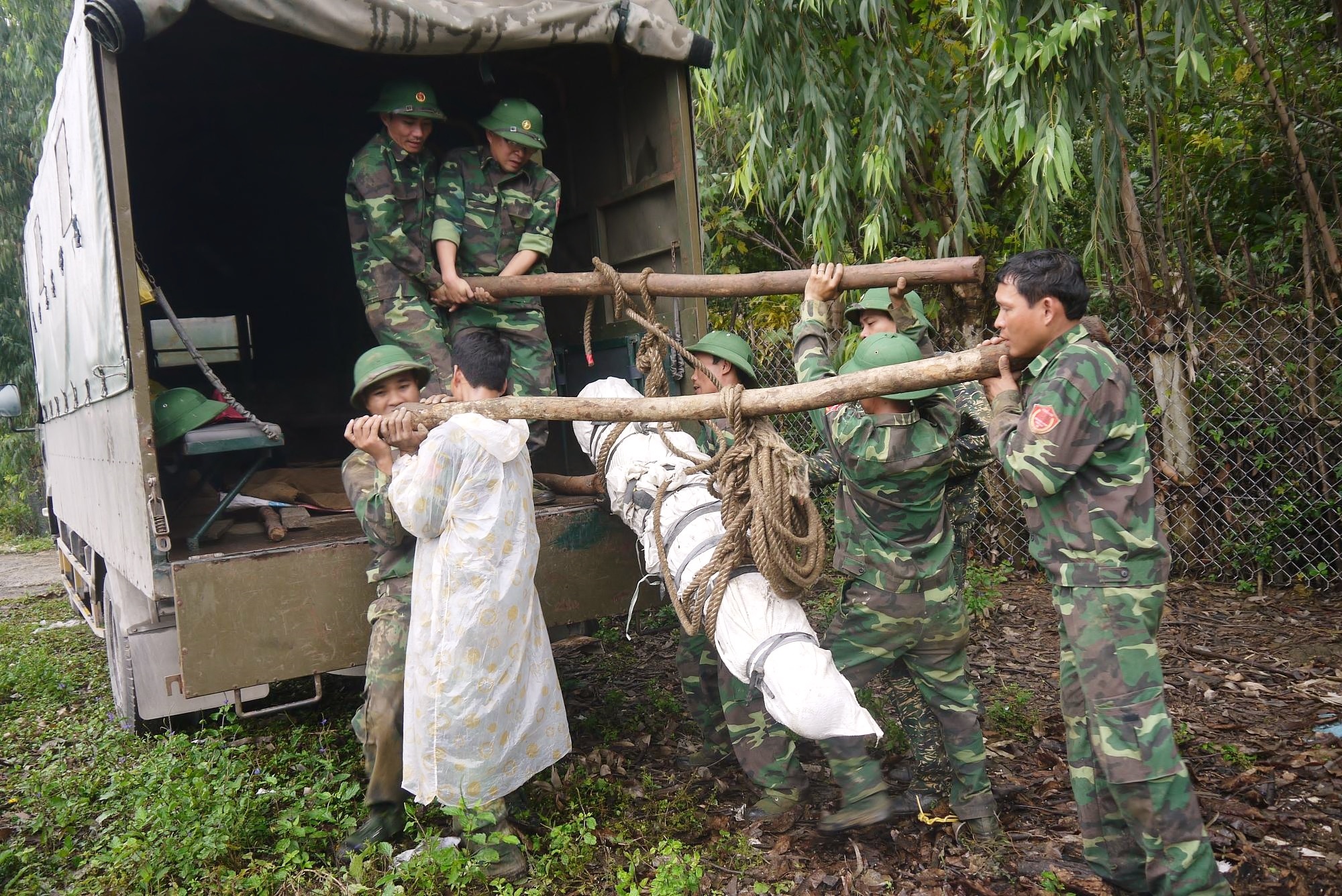 Sau hơn 3h thi công, các cán bộ, chiến sĩ của Trung tâm xử lý bom mìn và môi trường Quân khu 5 đã xử lý sơ bộ ngòi nổ và di chuyển quả bom đến nơi an toàn để hủy nổ.