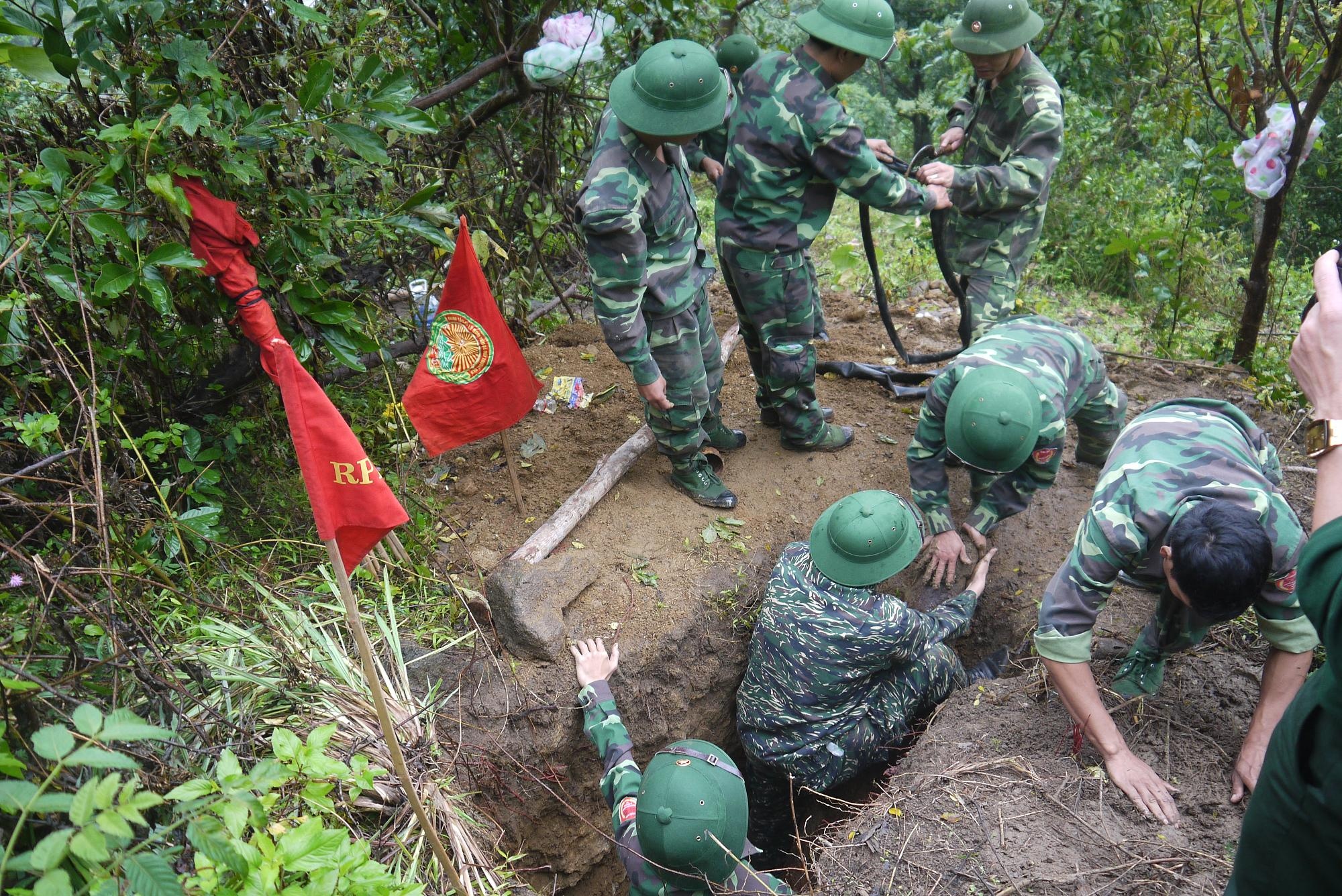 Sáng 6/2/2015, Trung tâm xử lý bom mìn và môi trường Quân khu 5 tiến hành các bước xử lý kỹ thuật, kéo quả bom lên khỏi mặt đất, đưa xuống núi, vận chuyển về nơi quy định để triển khai hủy nổ.