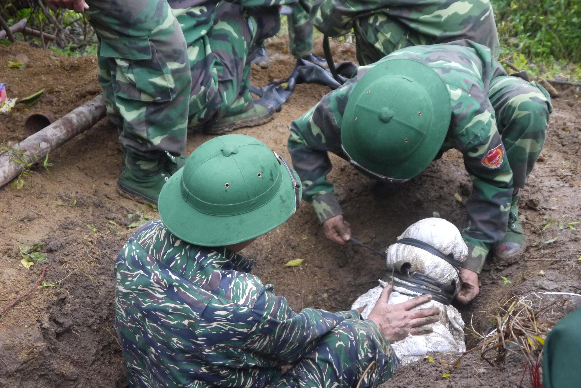 Trung tá Mai Văn Lập, người trực tiếp chỉ huy lực lượng xử lý, cho biết quả bom nặng 500 bảng Anh (khoảng 230kg), đường kính 30cm, chiều dài 1,6 mét, được phát hiện trong tình trạng cắm sâu dưới lòng đất 1,5 mét, nghiêng 45 độ.