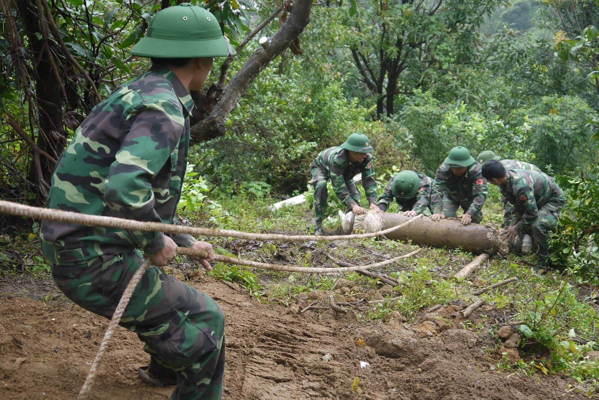Xác định mức độ nguy hiểm của quả bom này, Trung tâm xử lý bom mìn và môi trường Quân khu 5 đã huy động hàng chục cán bộ, chiến sỹ đến hiện trường để tháo dỡ quả bom đem đến vị trí an toàn để vô hiệu hóa.