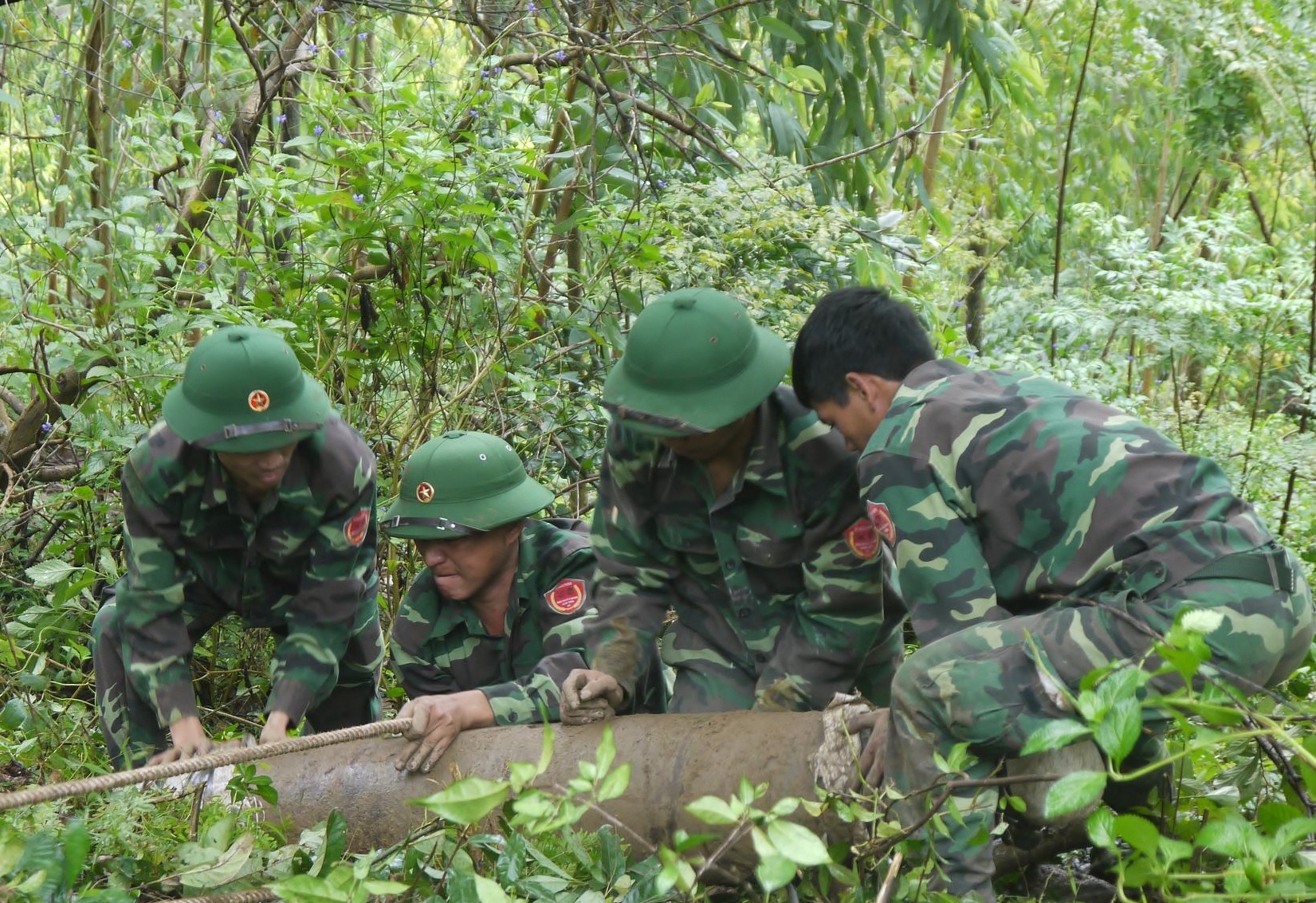 Do quả bom quá nặng nên việc di chuyển nó gặp rất nhiều khó khăn trong điều kiện rừng núi hiểm trở, trời mưa và rét.
