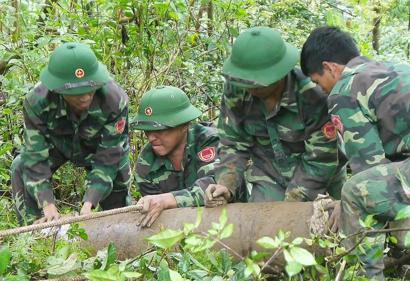 Huy dong quan doi vo hieu qua bom nang 230 kg con ngoi no hinh anh