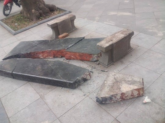 Phiến đá bị vỡ tan tành đang chờ cơ quan chức năng tới đưa đi - Ảnh: Nguyễn Hưởng.