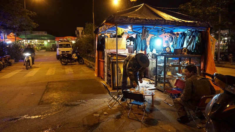 Chợ đồ cũ trên đường Tố Hữu vẫn sáng ánh đèn của vài quầy hàng dù đã hơn 10 giờ đêm.