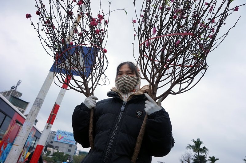 Đôi găng tay y tế được người phụ nữ này tận dụng chống rét.