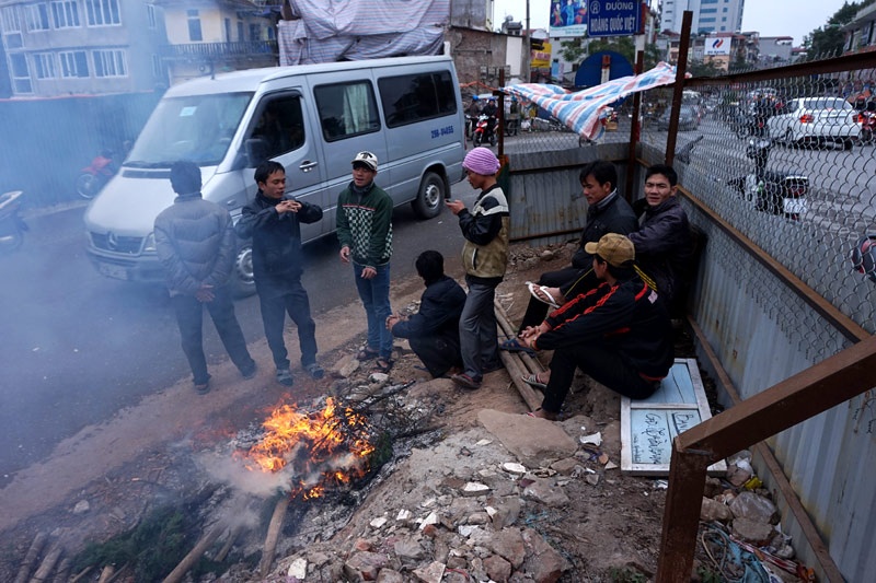Dot lua, dung leu tren pho Ha Noi kiem tien Tet hinh anh