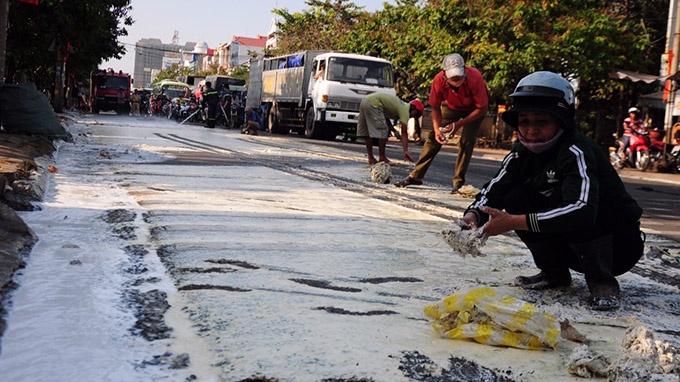 Gan 10.000 lit mu cao su do lenh lang tren duong hinh anh