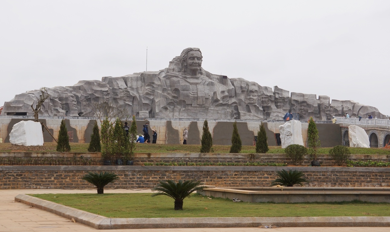 Hoan thanh tuong dai Me Viet Nam Anh hung cao 18 m hinh anh