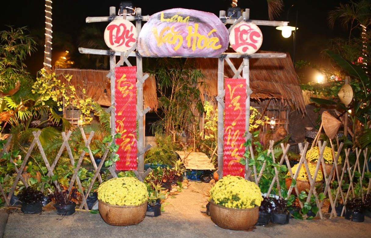 Từ ngày 12 đến 14-2 (nhằm ngày 24, 25 và 26-12 âm lịch), Furama Resort Đà Nẵng, khu nghỉ dưỡng ẩm thực của Việt Nam, tổ chức sự kiện thường niên mang tên “Chợ quê ngày Tết” nhằm lưu giữ và phát huy những nét văn hóa truyền thống dân tộc nhân dịp Tết cổ truyền Việt Nam.