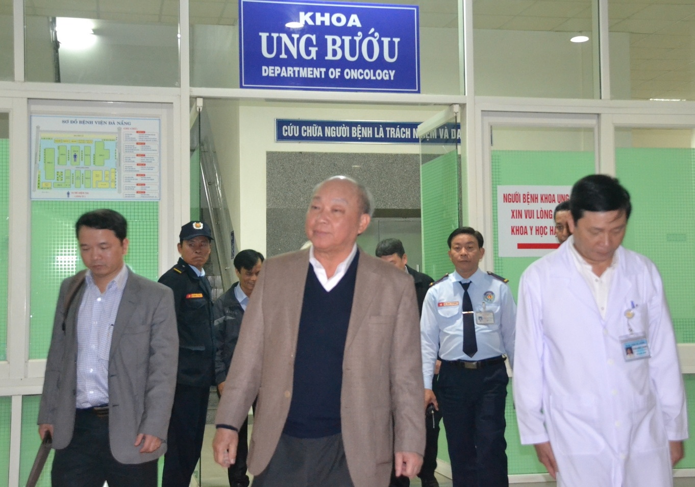 Các chuyên gia rời khỏi Khoa ung bứu sau khi hội chẩn cho ông Thanh.