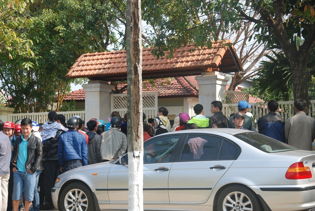 Người dân tập trung trước cổng nhà ông Nguyễn Bá Thanh để chia buồn với gia đình.