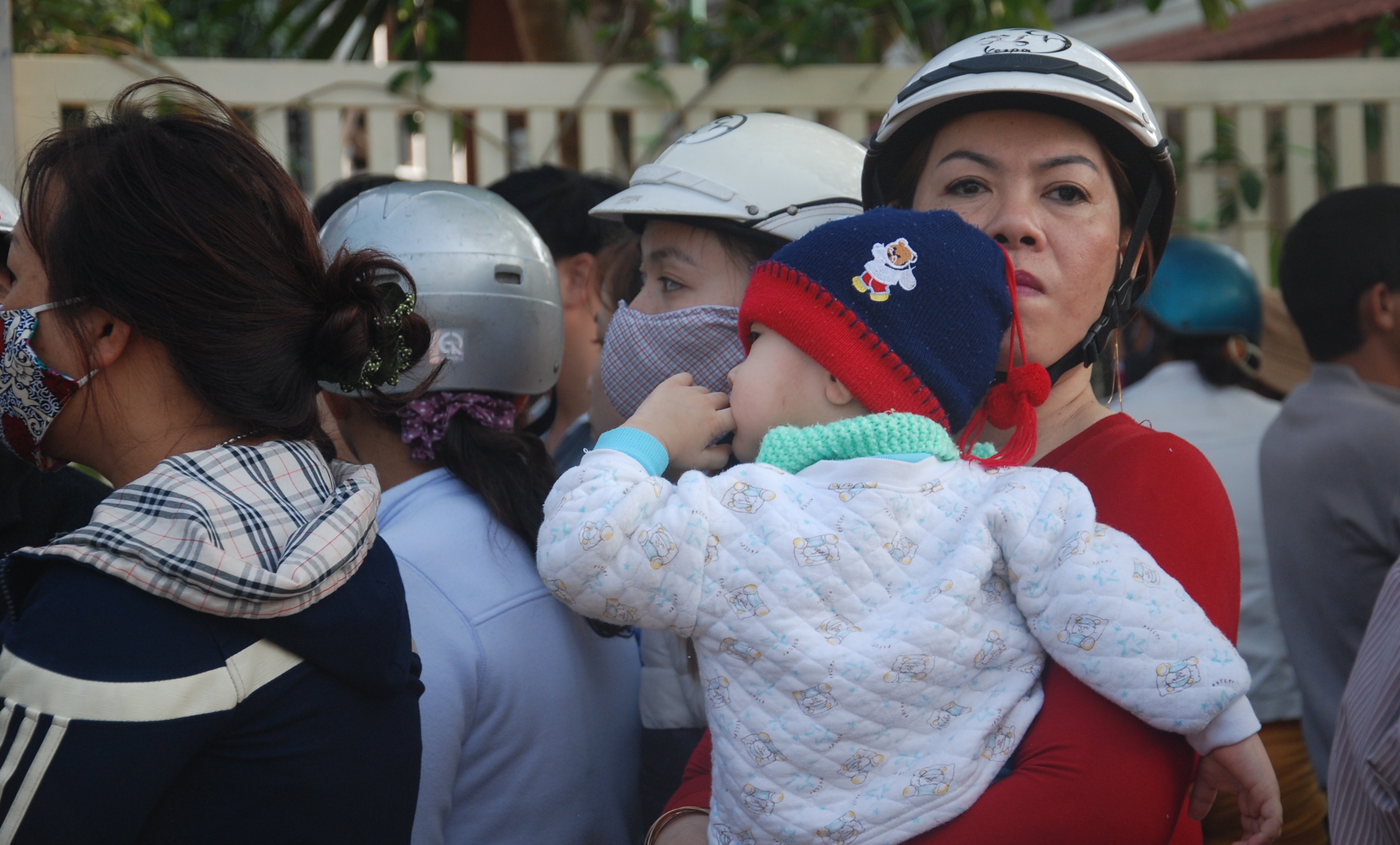 Hang tram nguoi dan den nha vinh biet ong Ba Thanh hinh anh
