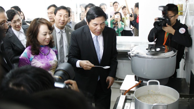 Ông Thanh cũng dùng uy tín của mình để kêu gọi các nhà hảo tâm đóng góp xây dựng nên bệnh viện Ung thư- nơi điều trị ung thư cho bệnh nhân nghèo duy nhất ở miền Trung.