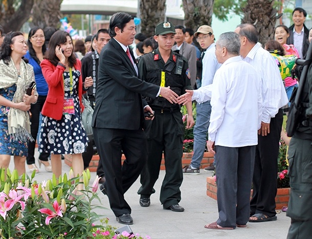 Dù rất nghiêm khắc trong công việc nhưng đối với nhân dân, ông Thanh là người hòa đồng và dễ gần. Trong ảnh: Ông Thanh bắt tay các cụ già trong một lần tham quan vườn hoa Bạch Đằng năm mới 2013.