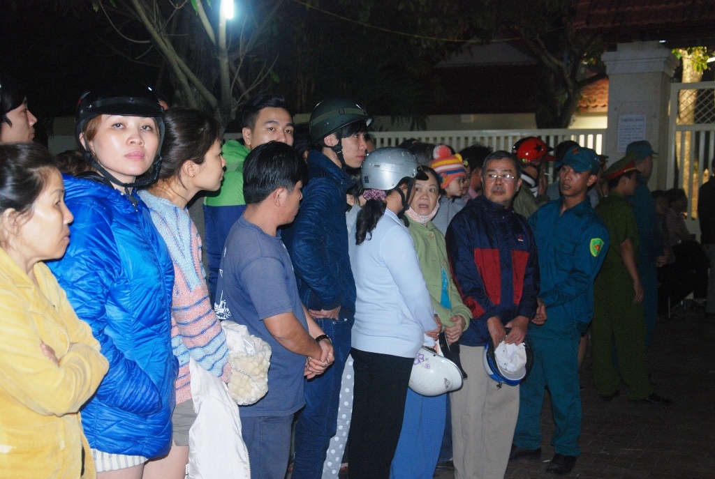 Đến 23h đêm, người dân vẫn xếp hàng trước cổng nhà ông Nguyễn Bá Thanh.