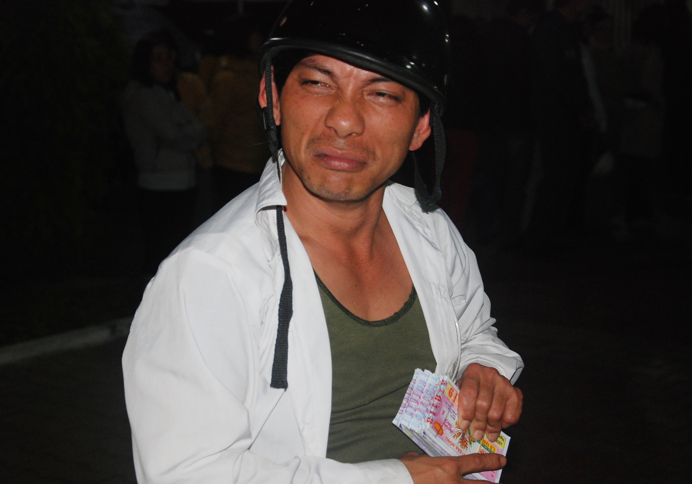 Biết tin ông Thanh qua đời, một người đàn ông bị câm và điếc tạm nghỉ luôn việc đi bán vé số để đến trước cổng nhà ông Thanh.