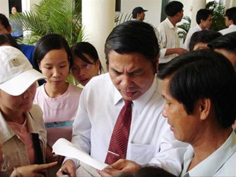 Những thắc mắc kiến nghị của người dân, ông liền giải quyết tại hiện trường nếu cảm thấy hợp lý. Thậm chí, nhà riêng của ông cũng luôn mở cửa  để đón người dân đến phản ánh những vấn đề bức xúc.