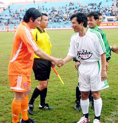 Cuối năm 2006 khi đó Đà Nẵng bị ảnh hưởng nặng nề bởi cơn bão Chanchu. Khi đó người dân Đà Nẵng nghỡ ngàng khi thấy ông Bí thư thành ủy Nguyễn Bá Thanh mặc bộ quần áo thi đấu màu vàng cam, cánh tay đeo băng đội trưởng hùng dũng bước ra sân Chi Lăng.