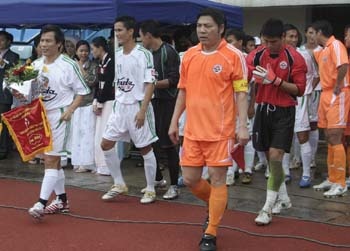 Ông xỏ giày ra sân thi đấu như những 