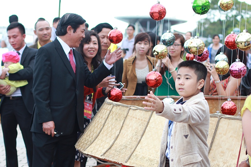 Mặc dù bận trăm công nghìn việc, nhưng những Tết đến xuân về, ông cũng dành thời gian dạo vườn hoa và nô đùa với những trẻ em vui chơi ở đây.