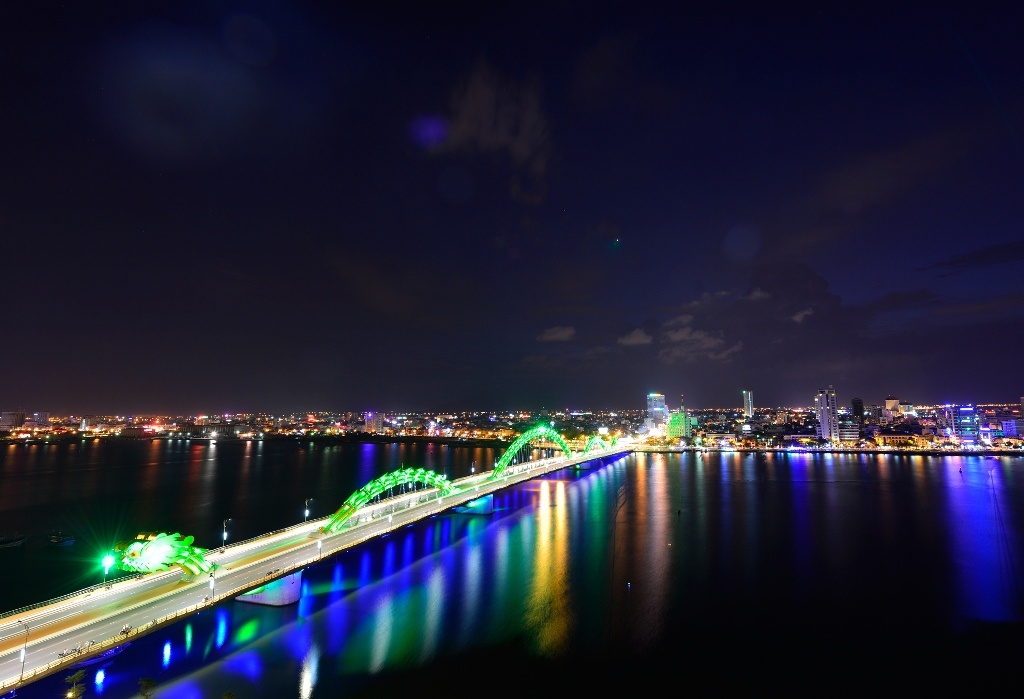 Chưa dừng lại ở đó, ngay trong ngày khánh thành cầu Thuận Phước, chính quyền Đà Nẵng tiếp tục khởi công cầu Rồng (với tổng mức dự toán lên đến <abbr class=