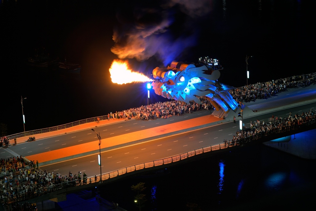 Cầu Rồng được coi là một điểm nhấn kiến trúc của TP nên được thiết kế giống hình ảnh một con rồng với cái đầu ngẩng cao kiêu hãnh, thân hình uốn lượn đang “bay” trên sông Hàn. Hai bên được bố trí các đài phun nước cùng hiệu ứng từ hệ thống đèn chiếu sáng, làm cho cây cầu có một vẻ đẹp lộng lẫy và hình ảnh con rồng luôn ẩn hiện để ngắm nhìn sự đổi thay của TP. 