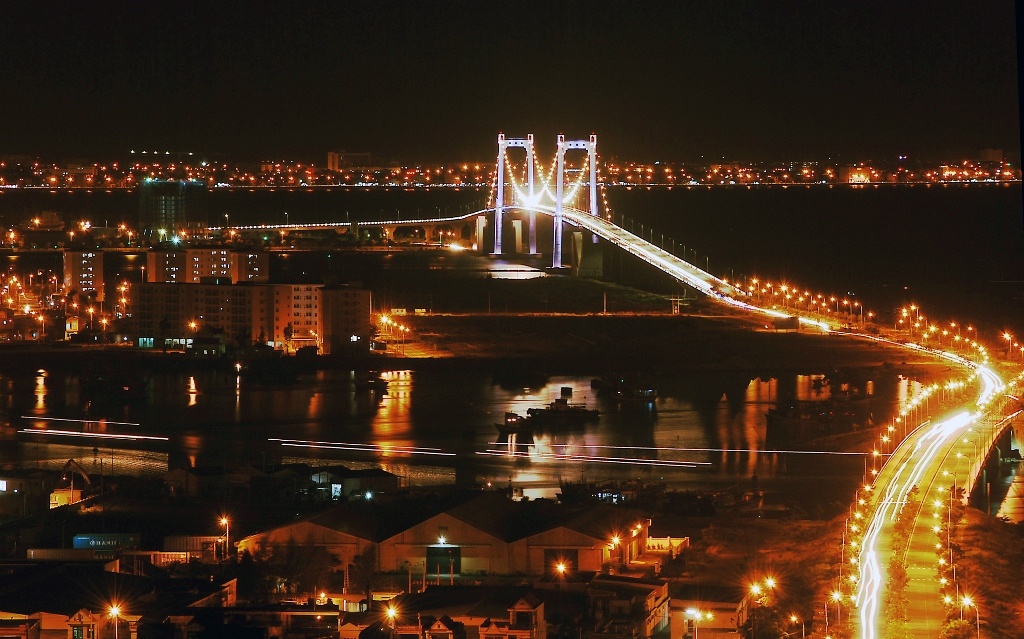 Cầu Thuận Phước trở thành “cánh tay” nối dài từ đường Nguyễn Tất Thành đến Đại lộ Hoàng Sa và Trường Sa, làm đòn bẩy đánh thức con “Giao Long” vươn mình ra biển cả. Một loạt dự án lớn như khu đô thị lấn biển Đa Phước, khu giải trí biển lớn nhất Việt Nam… cũng được hình thành.