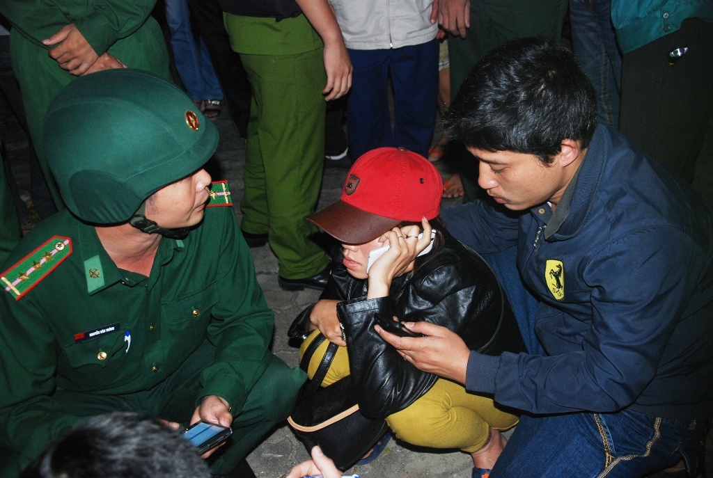 Tau ca boc chay giua song Han luc nua dem hinh anh