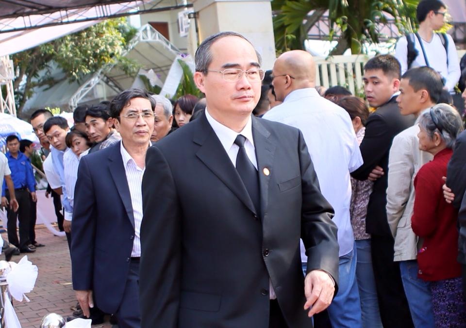 Ông Nguyễn Thiện Nhân, Ủy viên Bộ Chính trị, Chủ tịch Ủy ban Trung ương Mặt trận Tổ quốc Việt Nam cũng đã đến thắp hương viếng ông Nguyễn Bá Thanh.