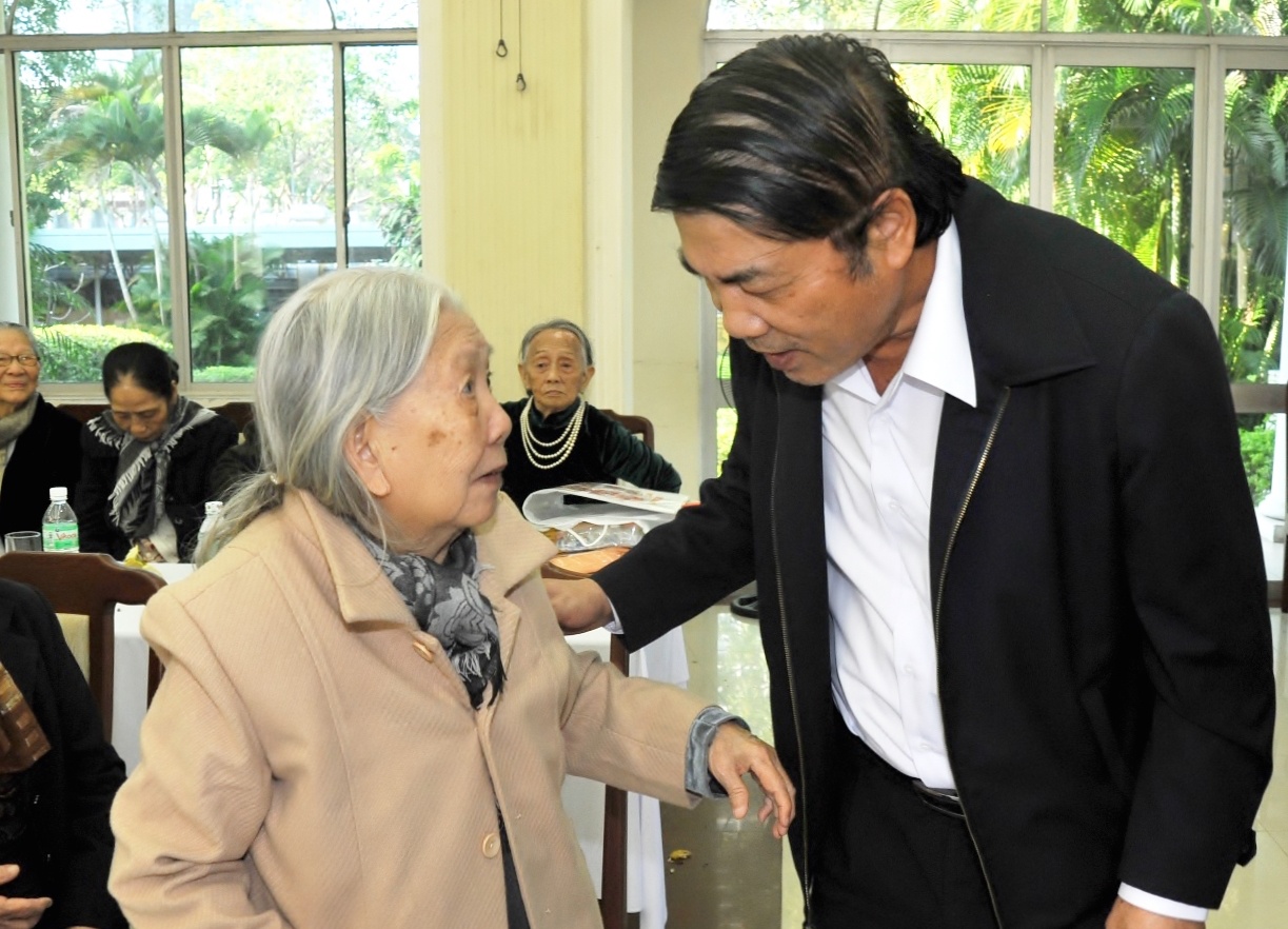 Nguoi que noi chon nhau cat ron noi ve ong Ba Thanh hinh anh