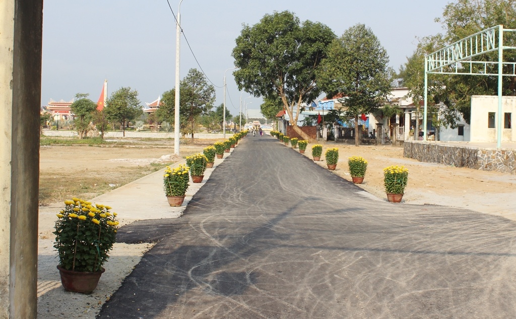 Ghi nhận tại khu vực, mấy ngày nay, con đường dẫn vào nơi an nghỉ của ông Nguyễn Bá Thanh, nối từ tỉnh lộ 605 và khu đất được chọn trở luôn đông đúc người bởi người dân địa phương cùng đơn vị thi công dồn sức để sớm hoàn thành con đường. 