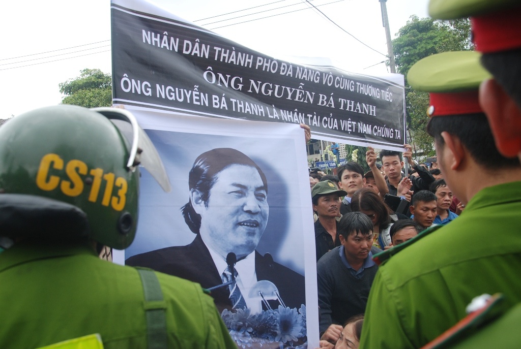 Người dân mang ảnh ông Thanh và băng rôn 