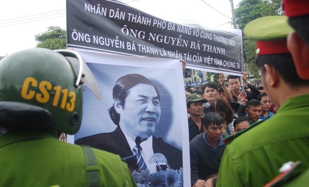 Hang nghin nguoi ho to 'Ba Thanh' khi quan tai di qua hinh anh