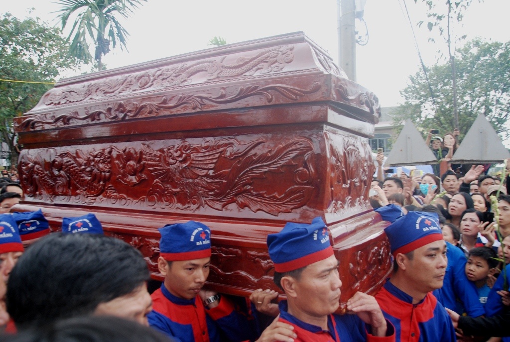 Khi linh cửu ông Thanh được di chuyển ra xe tang, hàng nghìn người dân Đà Nẵng không kìm được nước mắt và đồng loạt hô vang 