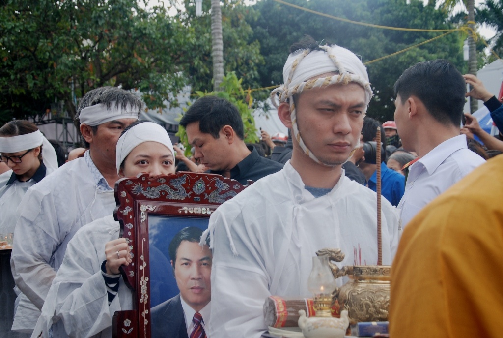Người thân đau đớn tiễn biệt ông Thanh về nơi an  nghỉ cuối cùng.
