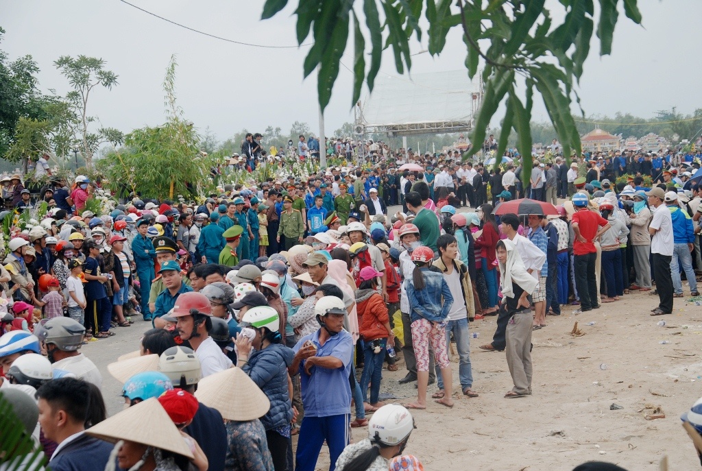 Người dân đứng kín hai bên đường vào nghĩa trang gia tộc Nguyễn Bá ở xã Hòa Tiến chờ đón ông Thanh về với đất mẹ.