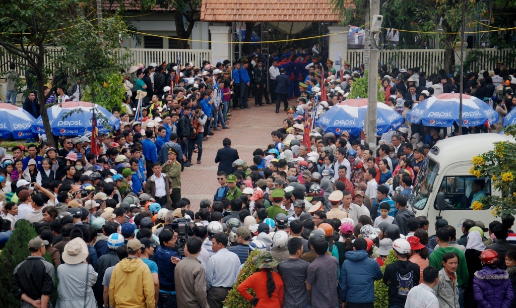 Mặc dù đến 11h15 phút mới di quan, nhưng từ rất sớm, dòng người đổ về tại nhà riêng của ông Thanh để dự lễ di quan và tiễn ông về với đất mẹ khá đông. 