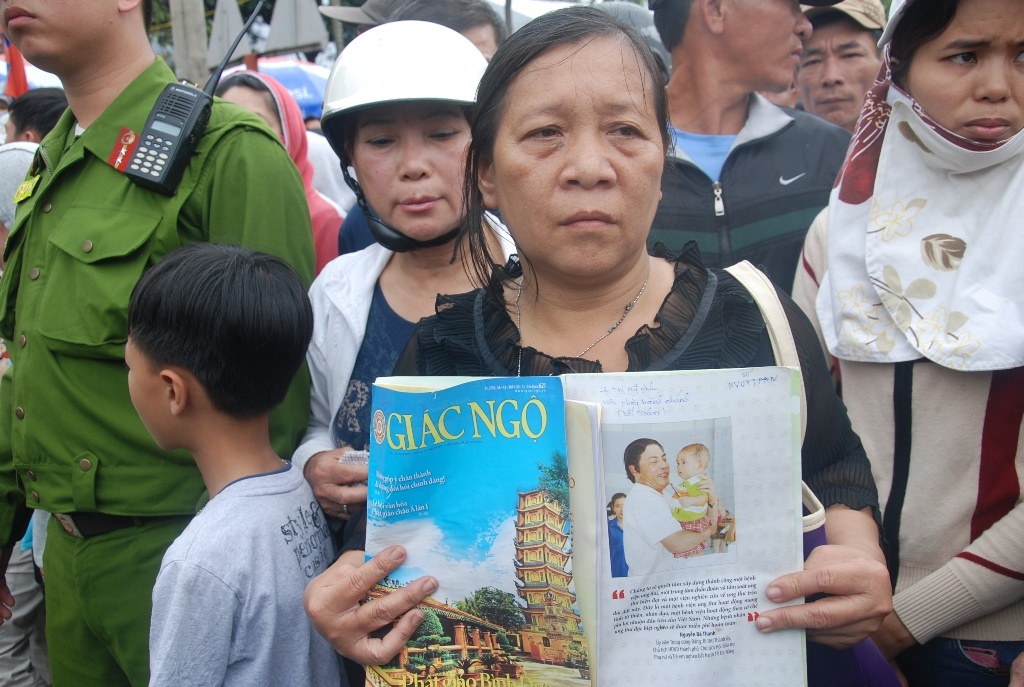 Chị Huệ, một người dân ở Liên Chiểu mang bức hình ông Thanh đến trước nhà riêng để chờ đưa tiễn ông Thanh về nới an nghỉ cuối cùng từ rất sớm. Khi linh cửu ông Thanh được di chuyển ra xe tang, chị khóc nức nỡ.