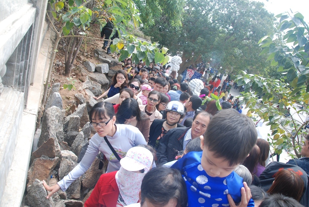 Các tuyến đường lên khu vực Chánh Điện chùa chật kín người. Tình trạng chen lấn, xố đẩy đã diễn ra trong sáng ngày 20/2 (tức mồng 2 Tết).