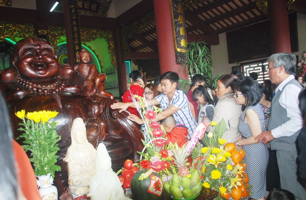 Nhiều người sờ vào đầu tượng phật với hy vọng sẽ gặp may mắn trong năm mới.