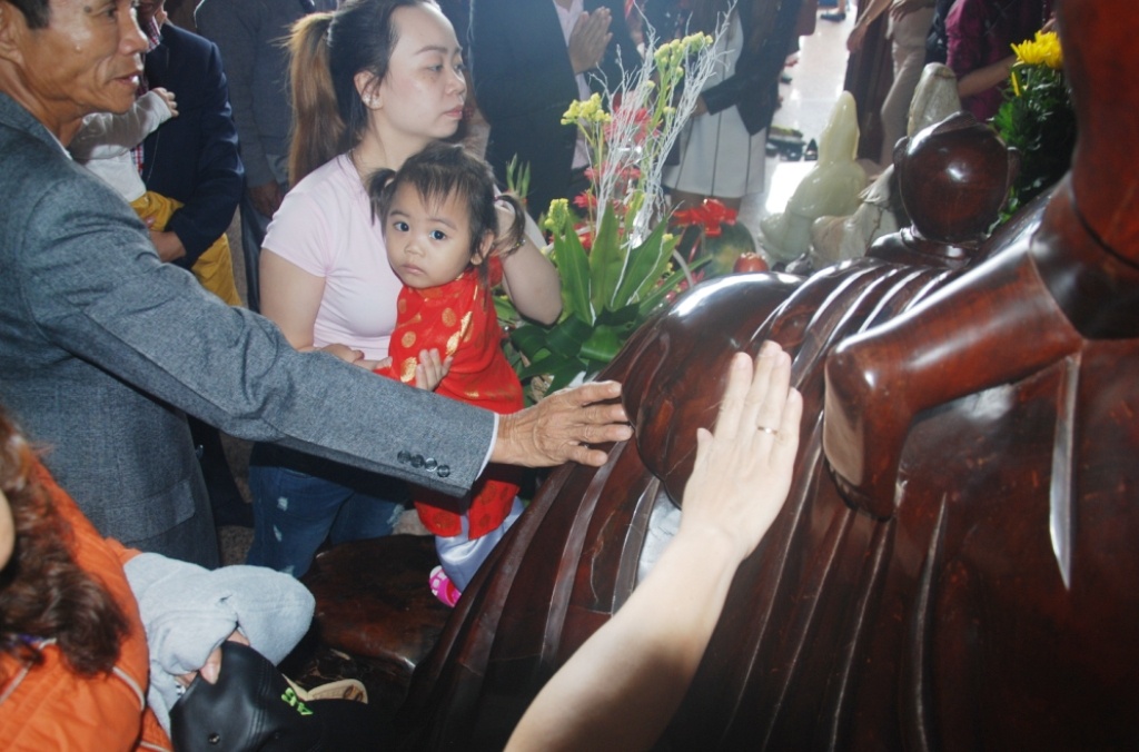 Quan niệm trên chưa biết linh nghiệm đến đâu nhưng theo quan sát của phóng viên, nhiều người đã đổ xô về vị trí các bức tượng để tranh nhau sờ vào đầu khiến khu vực này chật kín.