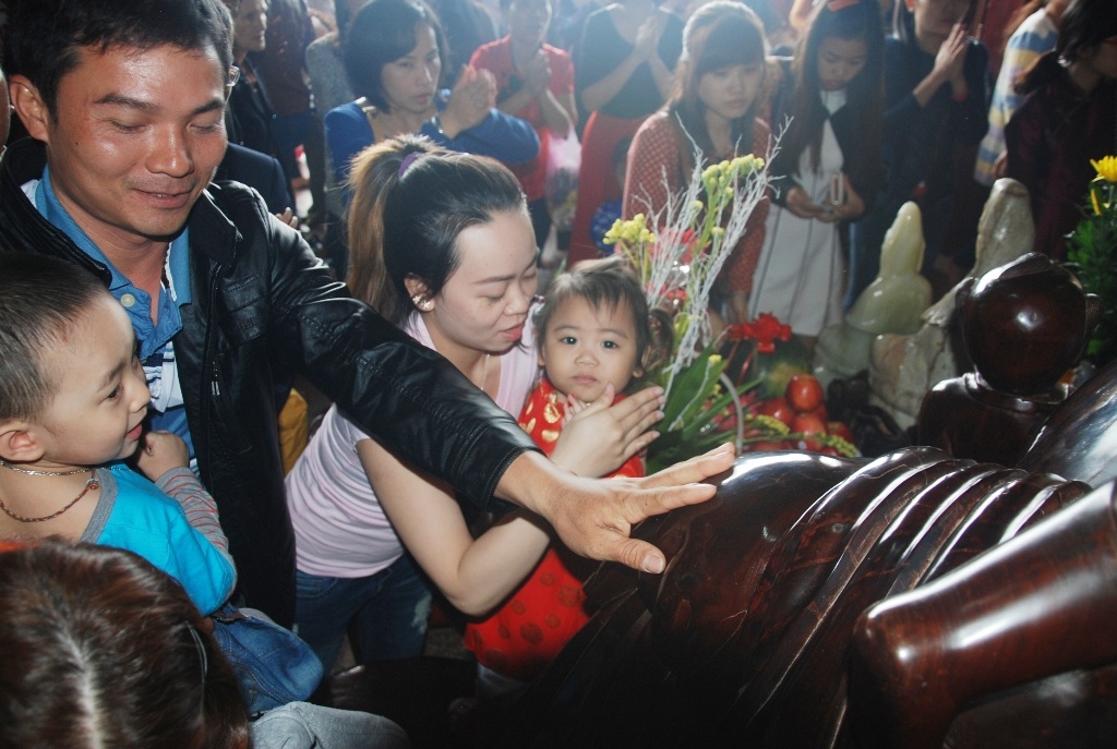 Tình trạng chen lấn, xô đẩy nhau và thậm chí chửi tục đã diễn ra ngay trước các bức tượng. 