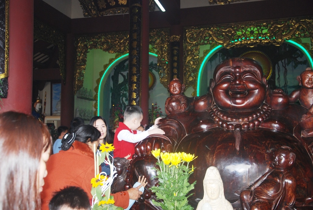 Treo len tuong phat de cau may ngay mung 2 Tet hinh anh