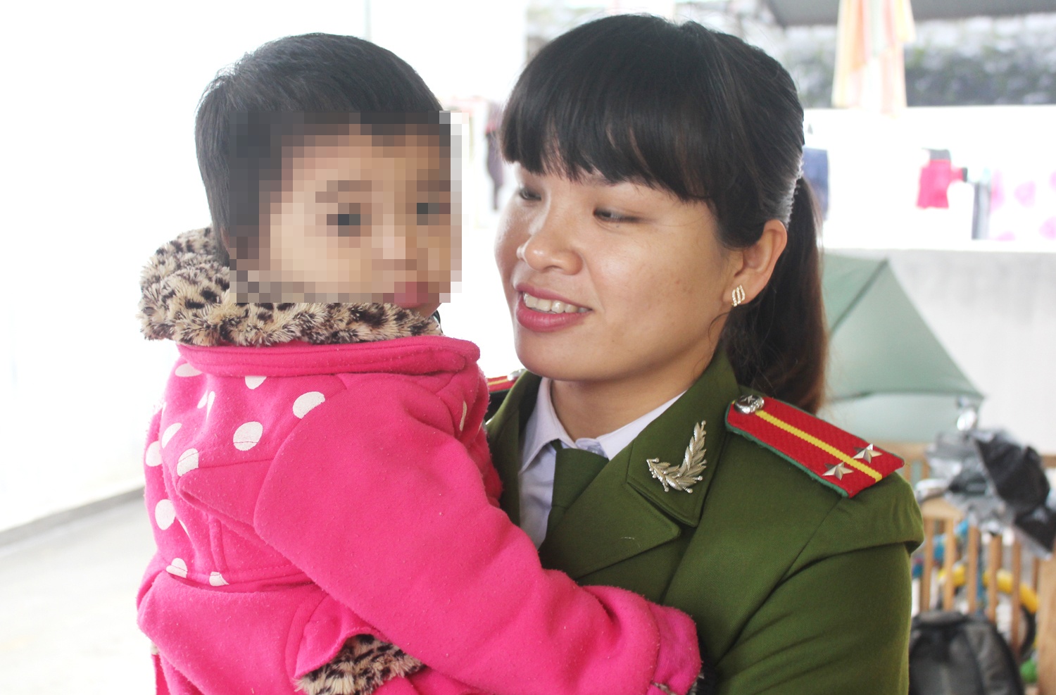 Xuan cua nhung dua tre theo me vao trai hinh anh