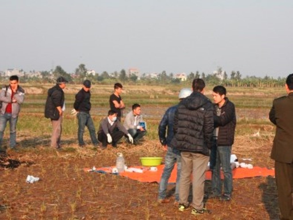 Phat hien xac nam gioi khoa than giua canh dong hinh anh